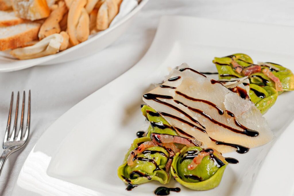 Degustazione dell’aceto balsamico di Modena immagine decorativa